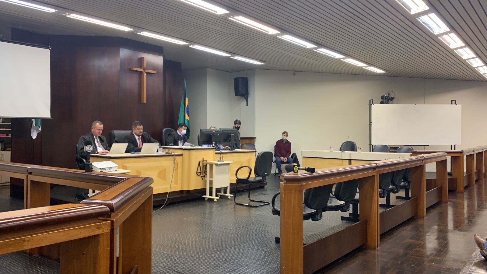 Sem defesa, júri de Roneys Fon Firmino é adiado