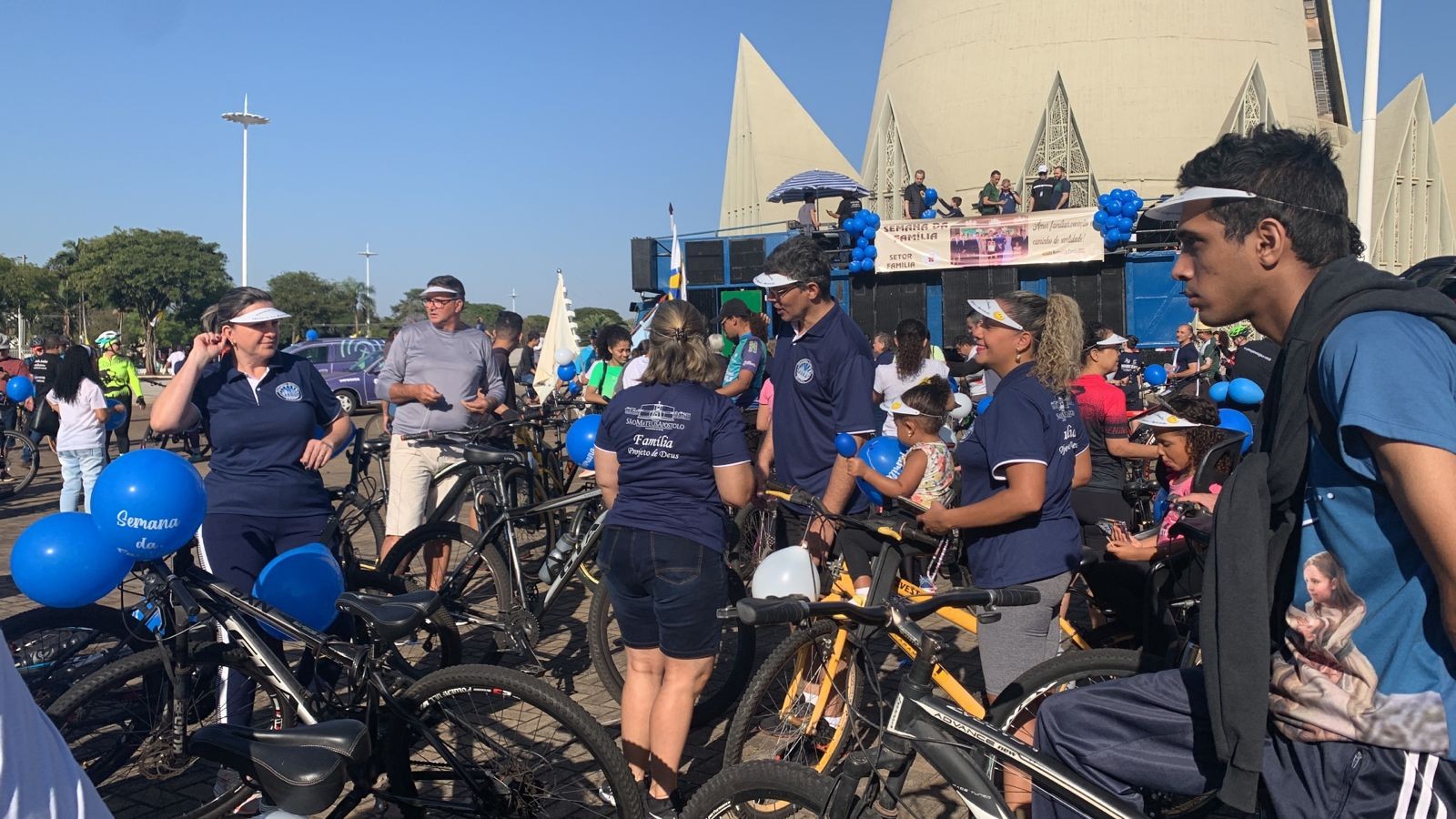 Fiéis se reúnem para o passeio ciclístico e caminhada da família