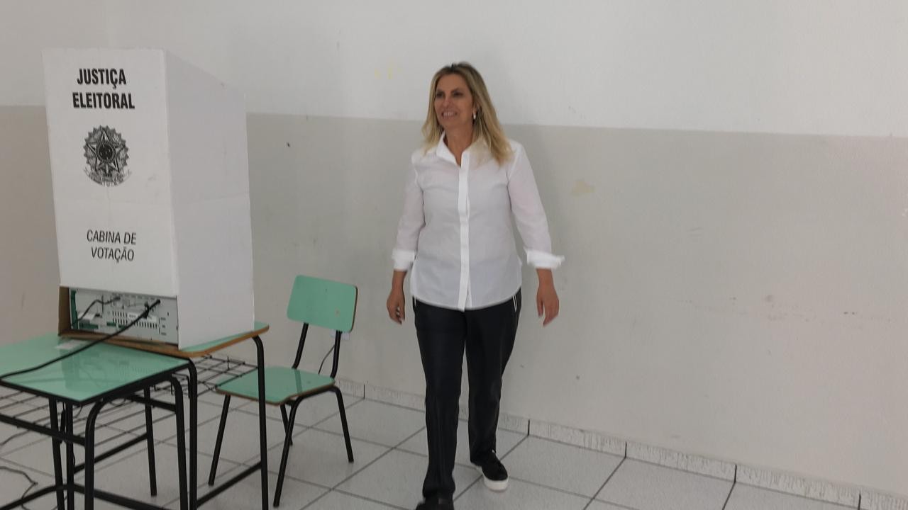 Governadora Cida Borghetti vota no Colégio Regina Mundi, em Maringá