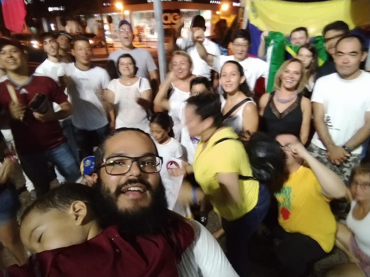 Venezuelanos protestam contra Maduro e comemoram Juan Guaidó