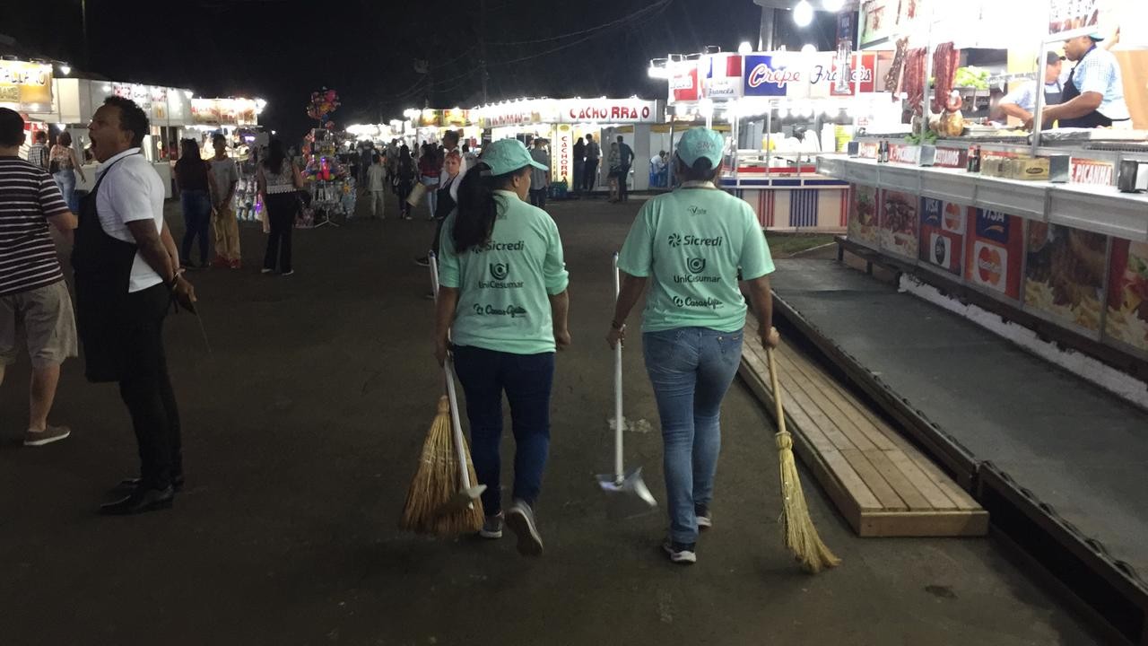 Quase 270 funcionários cuidam da limpeza no parque de exposições