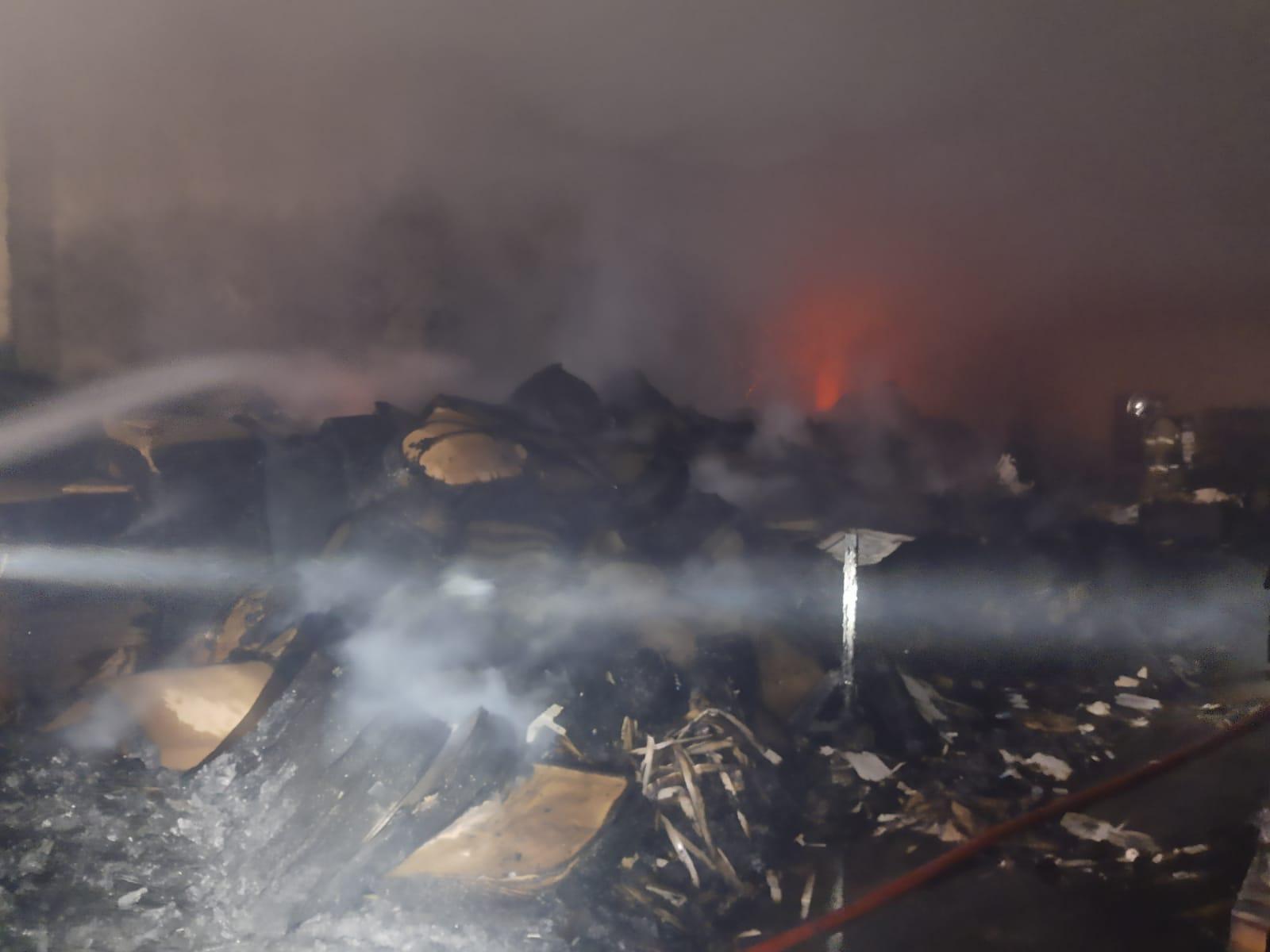 Bombeiros passam a madrugada combatendo incêndio em gráfica