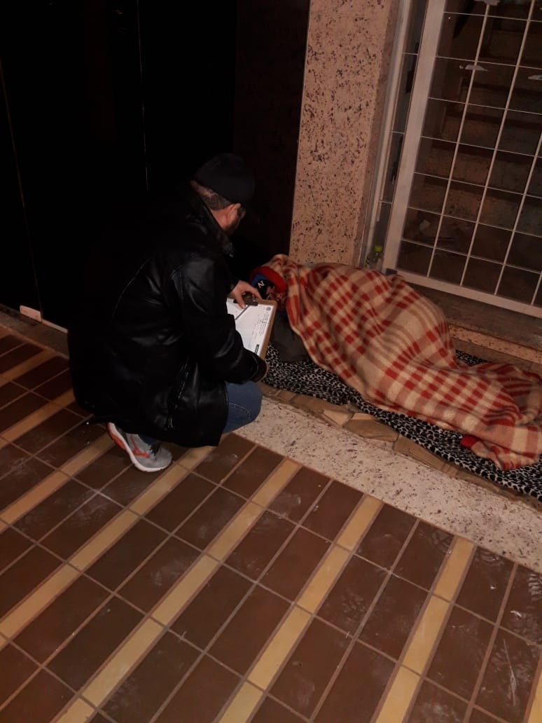 Apenas sete moradores de rua aceitam abrigo para escapar do frio