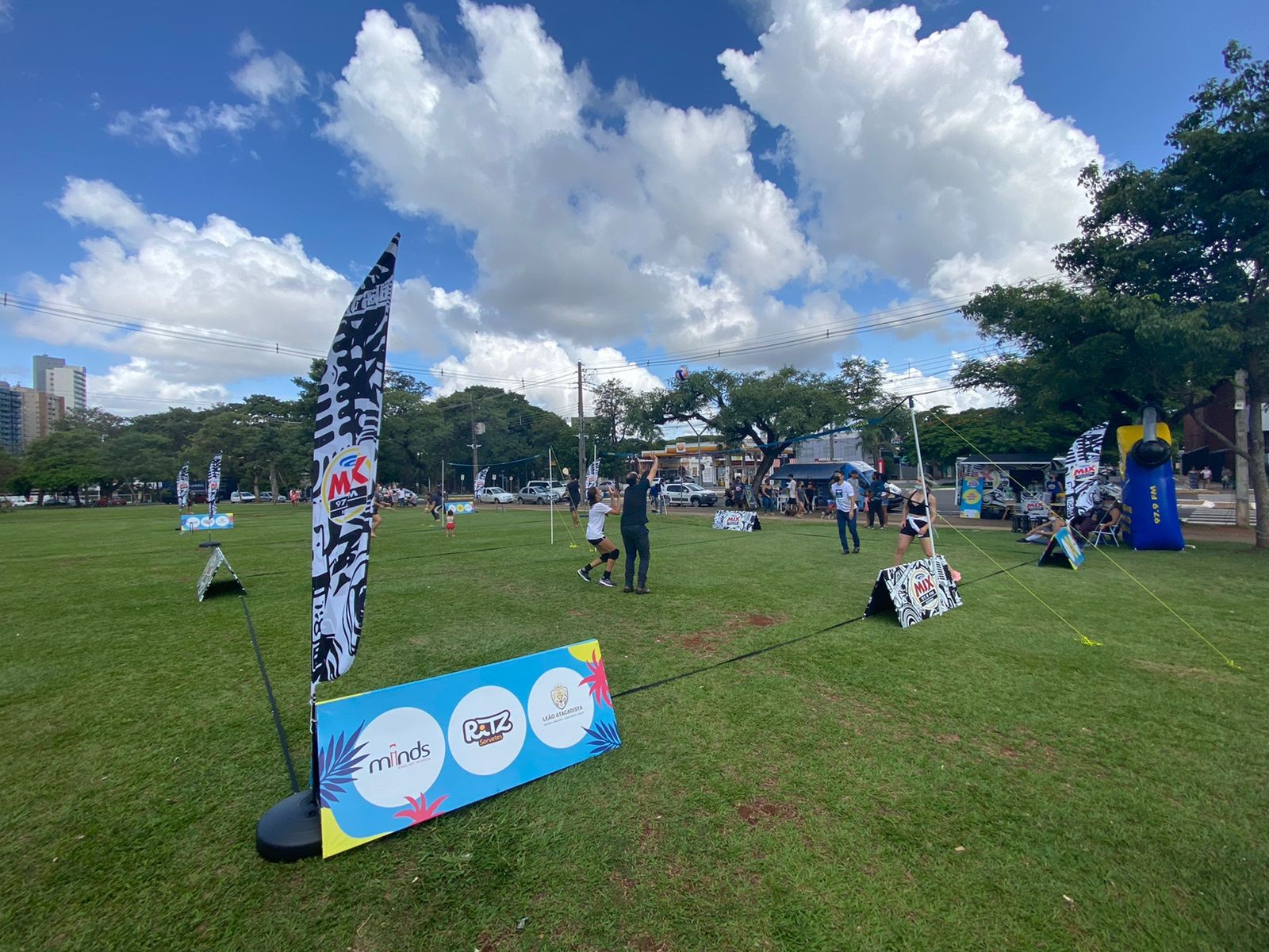 Maringaenses se divertem no Espaço Verão Mix, na Praça da Catedral