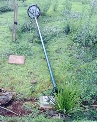 Ladrões furtam fiação elétrica e derrubam 18 postes de iluminação no Parque Linear Rio Samambaia