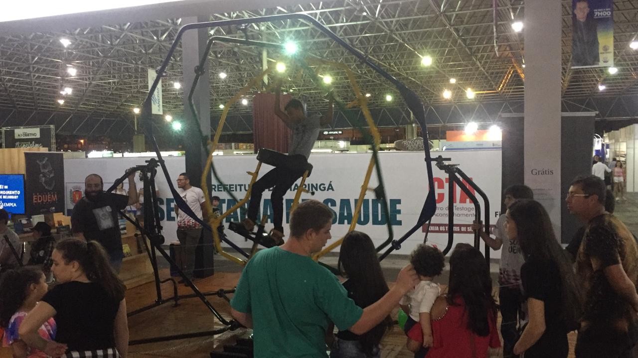 Giroscópio humano atrai interesse de visitantes na Expoingá