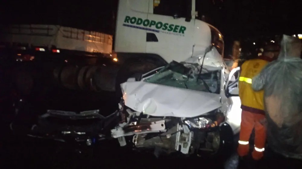 Acidente envolvendo 19 veículos deixa dois mortos e seis feridos, na BR-376