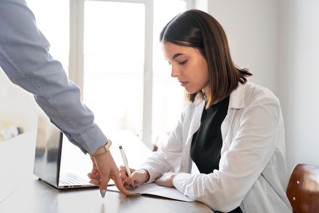 Vereadores pedem afastamento de secretária para apuração de denúncia