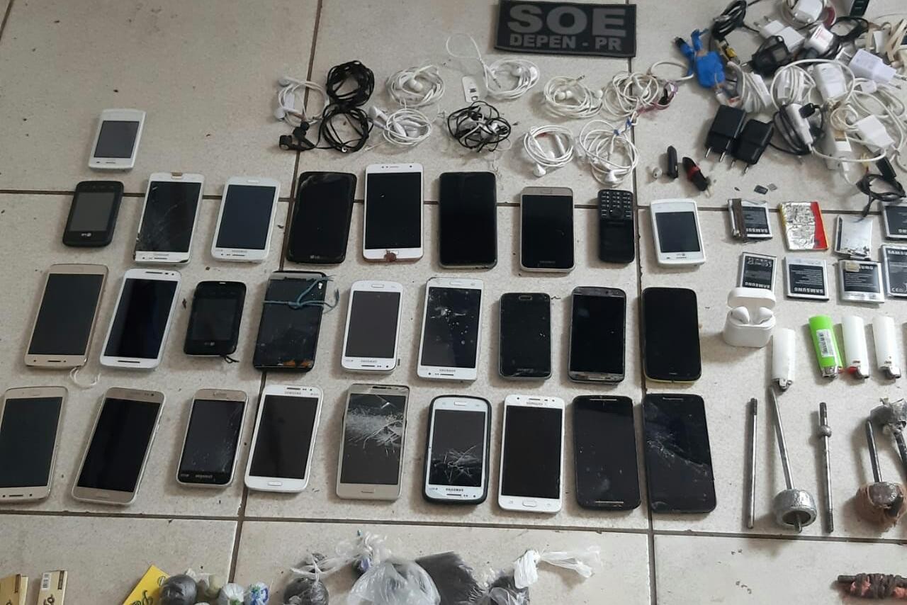Quase 30 celulares são retirados da cadeia de Paranavaí