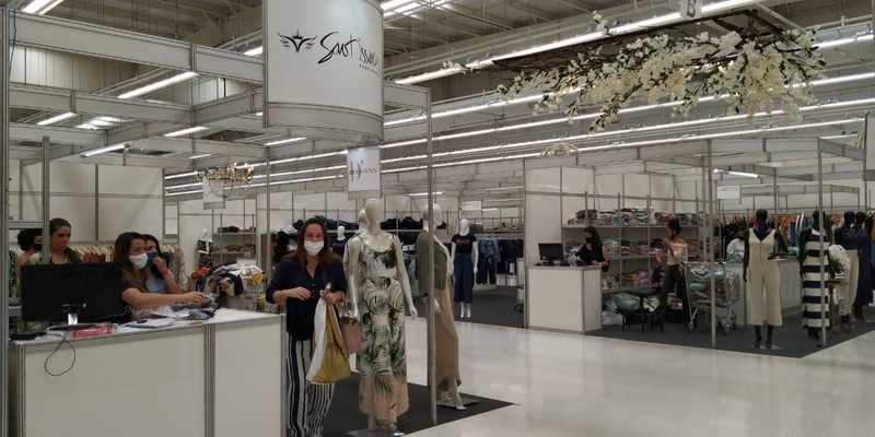 Após 22 dias do incêndio, shopping reinaugura nova estrutura improvisada