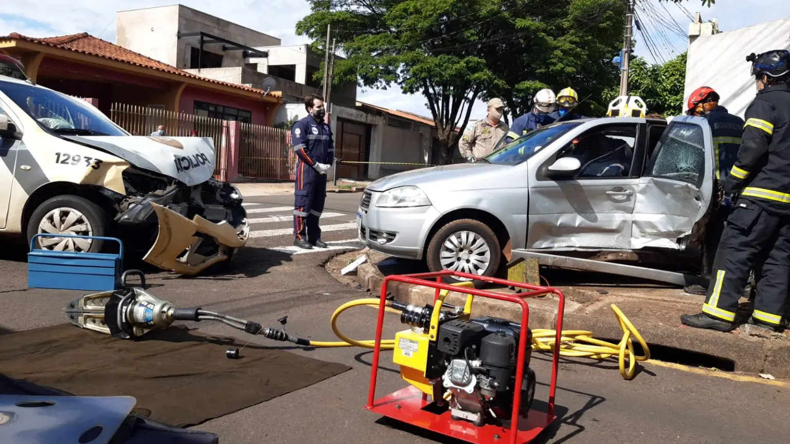 Motorista invade preferencial e bate em viatura da polícia