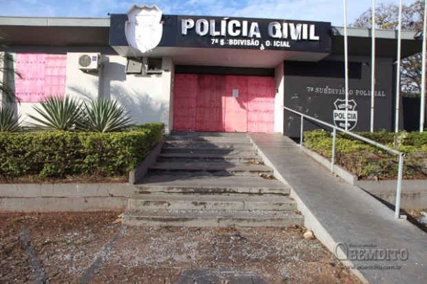 Conselho de Segurança de Umuarama auxilia compra de porta para delegacia