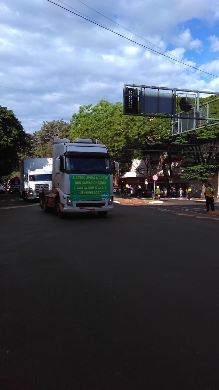 Protesto dura mais de uma hora no centro de Maringá