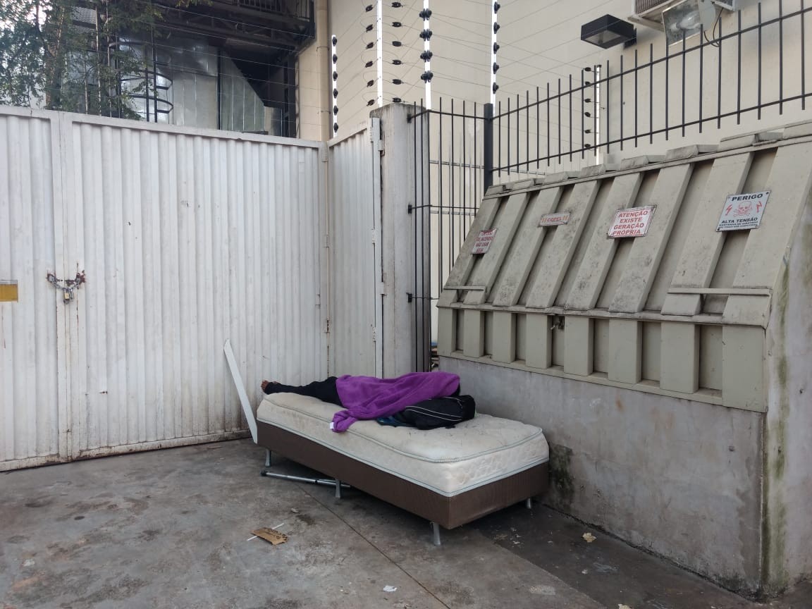 Morador de rua é flagrado dormindo em cama na rua Santos Dumont