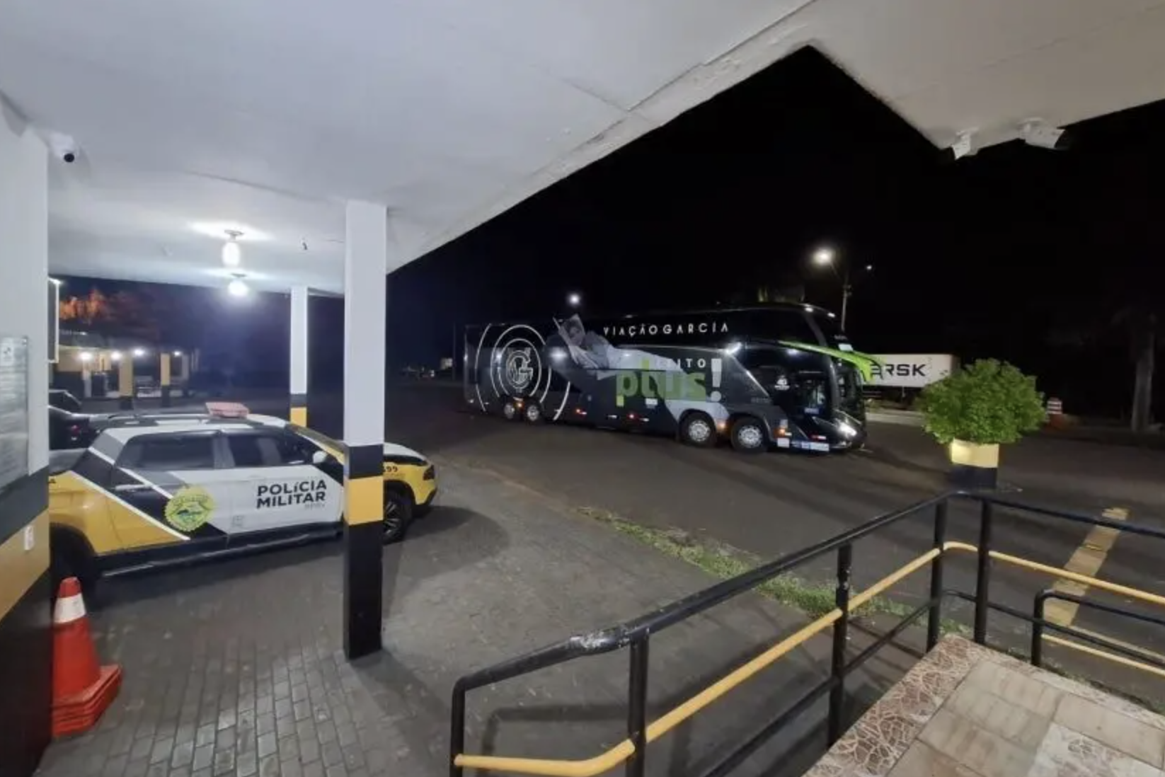 Piratas do asfalto atiram contra ônibus e roubam passageiros em Floresta