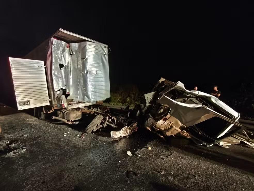 Acidente entre ônibus e caminhão deixa duas pessoas mortas e 23 feridas