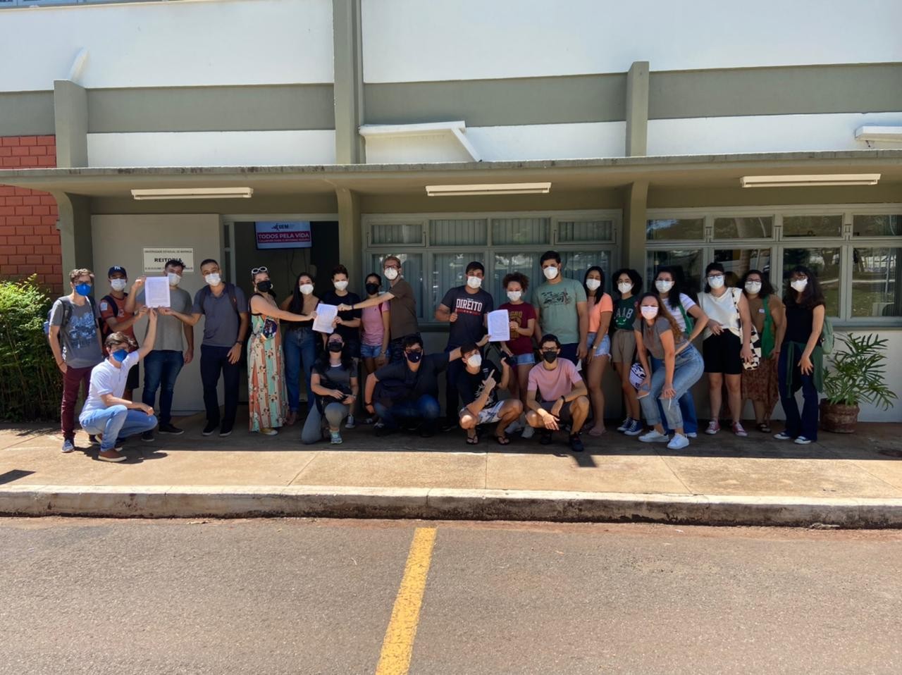 Alunos protocolam ofício na UEM pedindo retorno das aulas presenciais