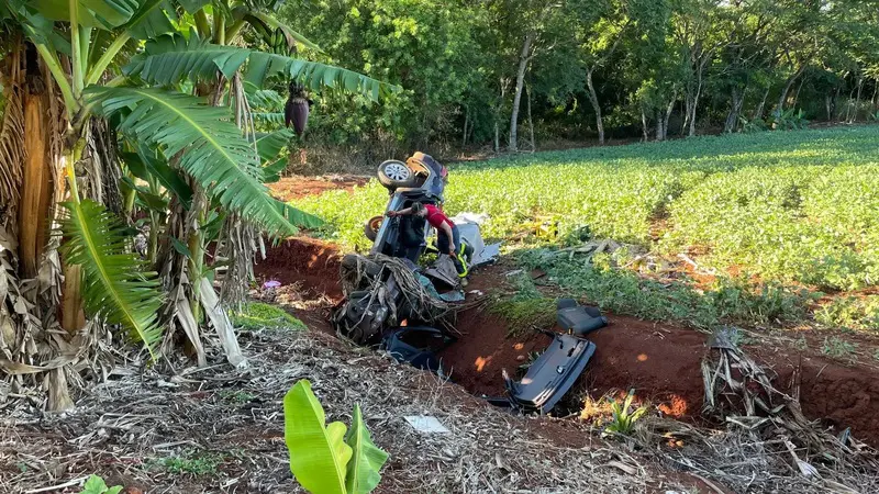 Motorista fica gravemente ferido após carro capotar em rodovia da região