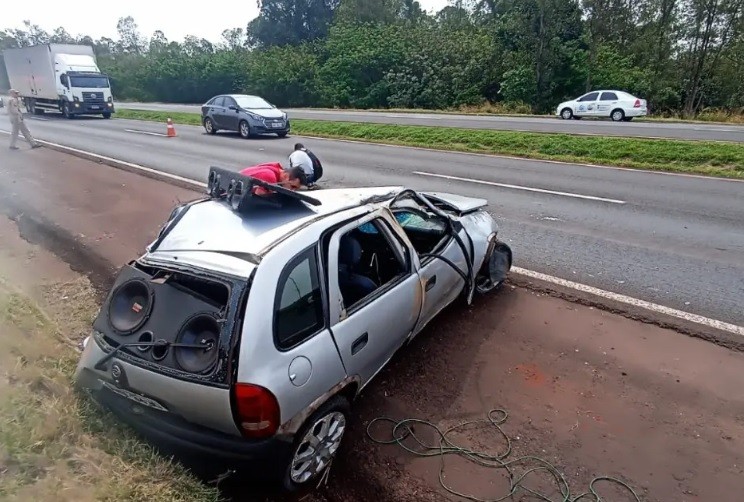 Motorista morre após capotar carro e ser ejetado em acidente em Maringá