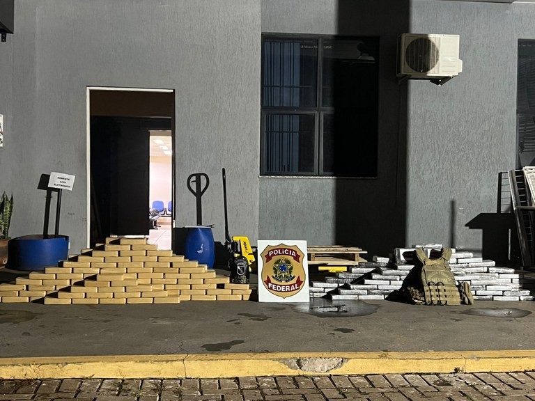 PF apreende 262 quilos de cocaína num caminhão carregado com soja