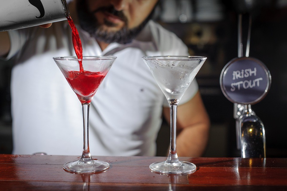 Bartenders, profissionais que preparam coquetéis e bebidas