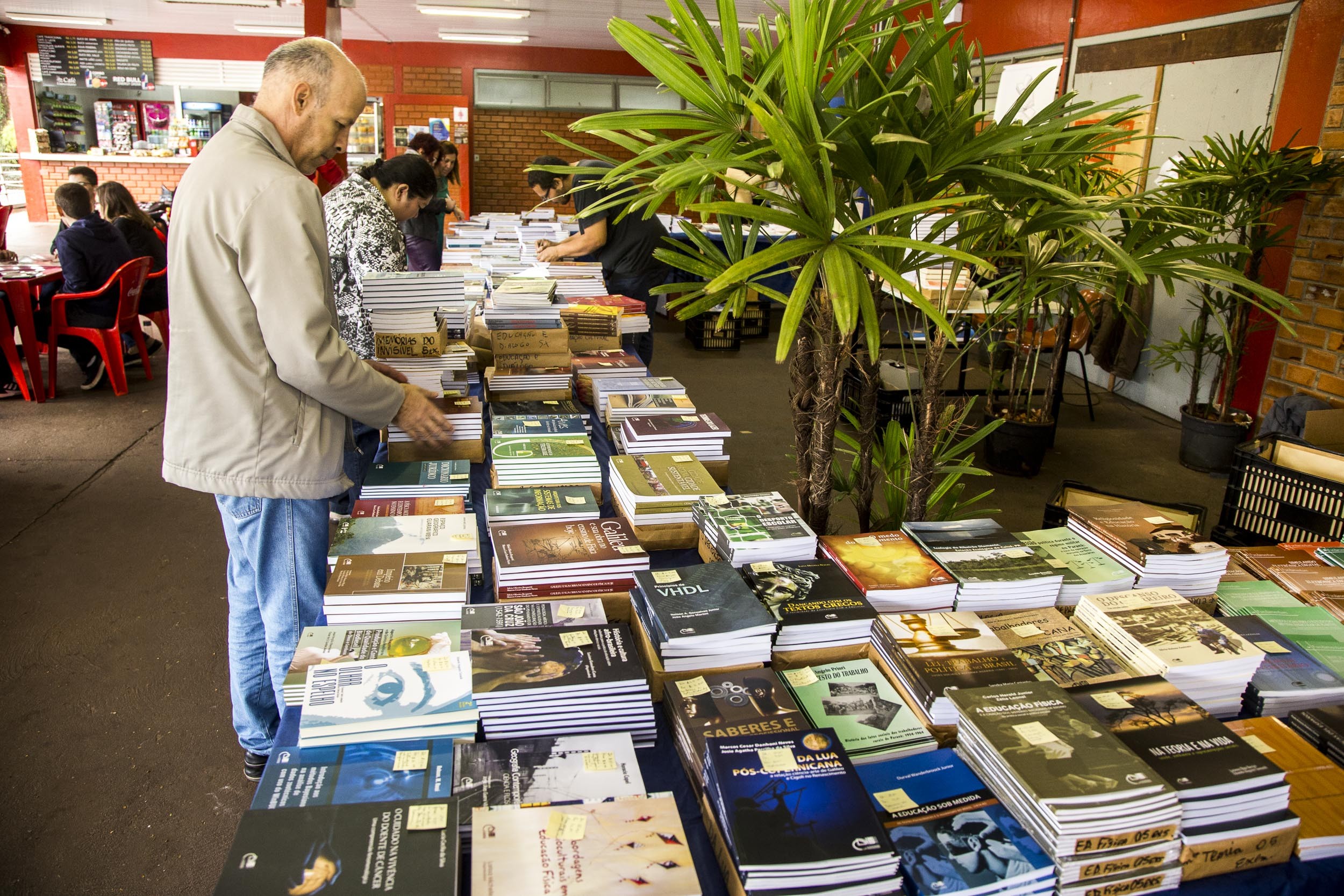 Eduem divulga preços de livros que serão vendidos em feira