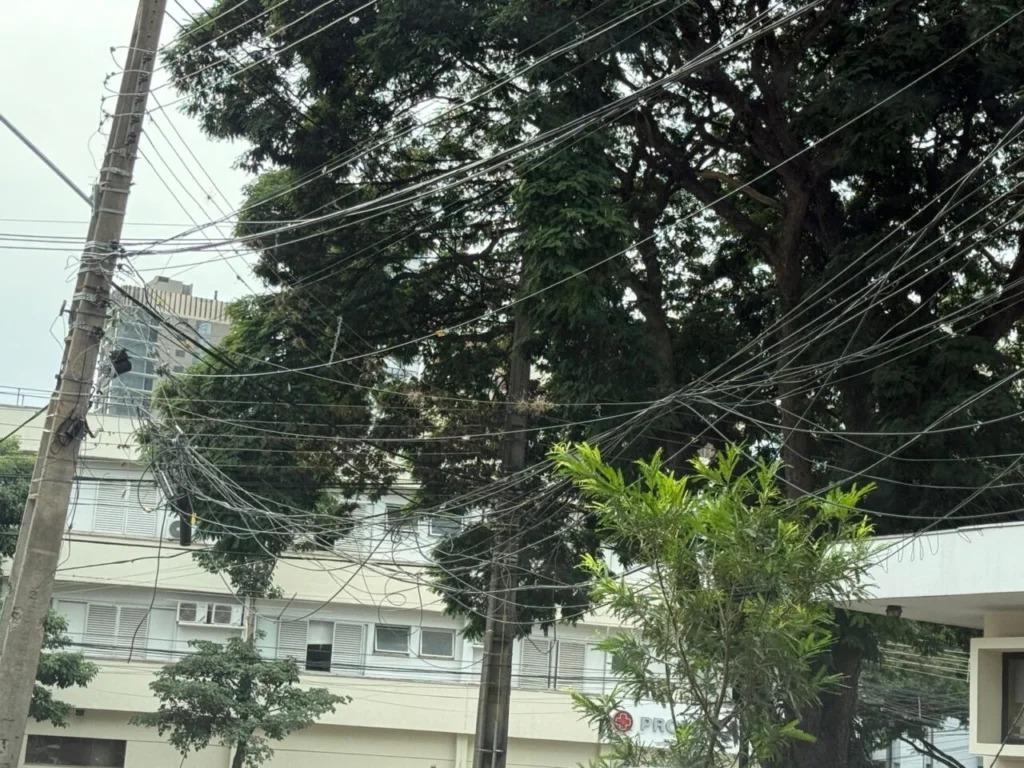 Após denúncias, Copel notifica 28 operadoras e anuncia regularização de fios em Maringá