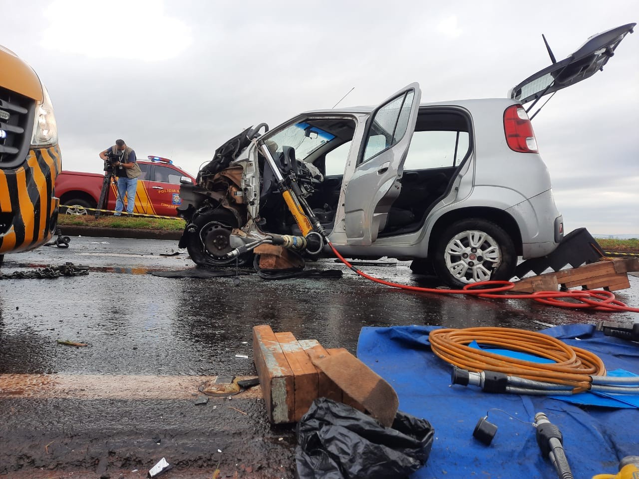 Carro invade pista contrária e bate de frente com caminhonete
