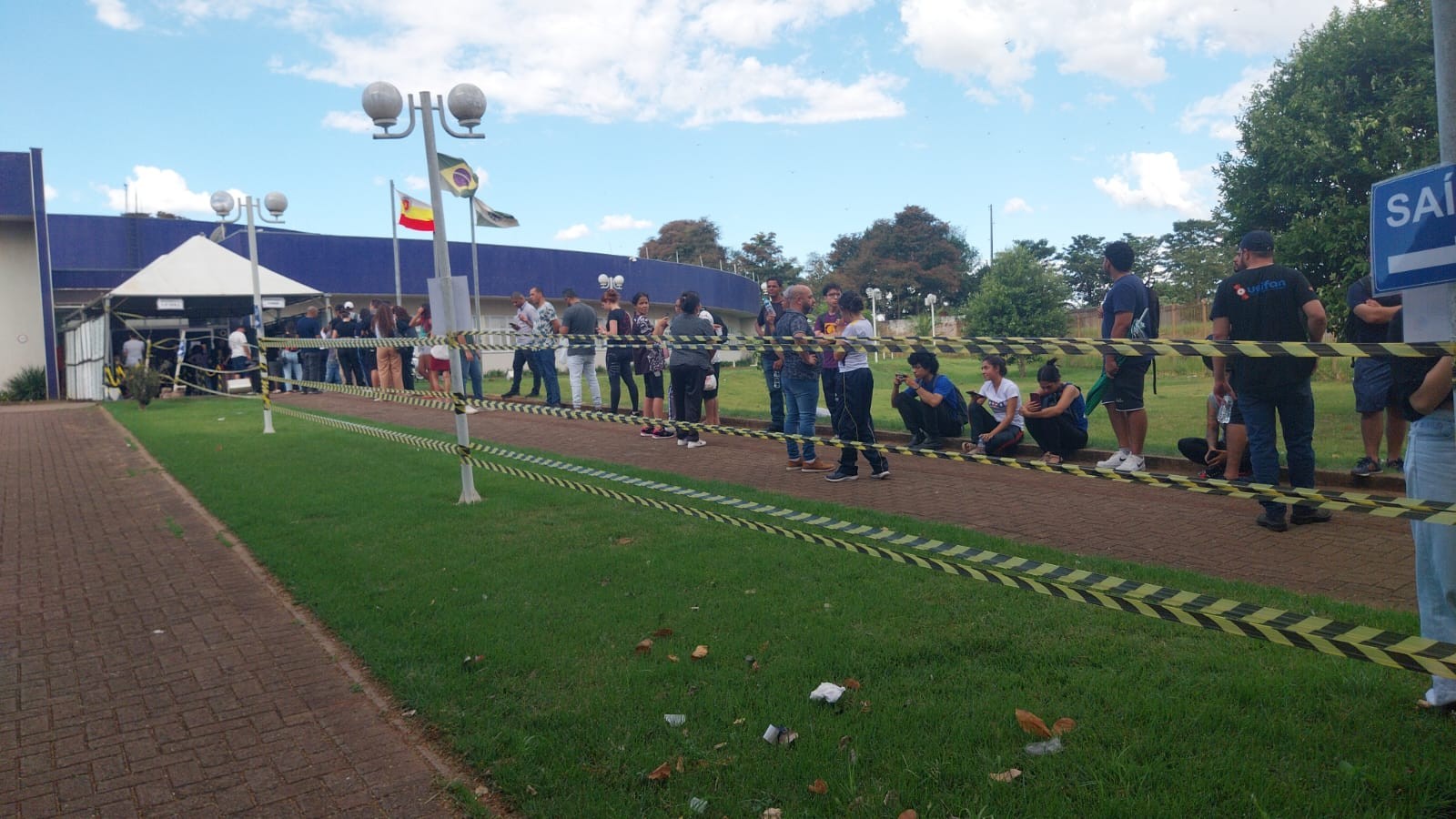 Eleitores formam fila gigante para regularizar titulo