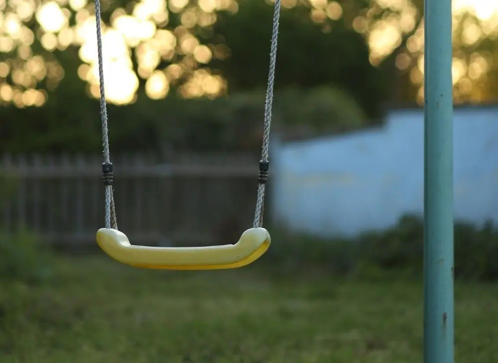 Polícia vai investigar morte de criança enforcada com corda de balanço