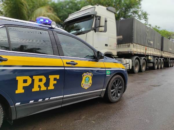 Motorista é preso com carreta e 50 toneladas de soja furtadas