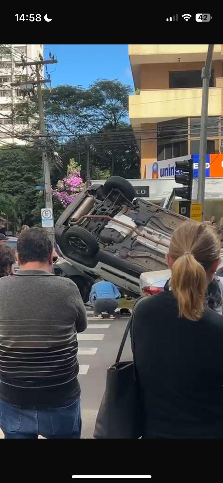 Bombeiros atendem capotamento na Avenida XV de Novembro