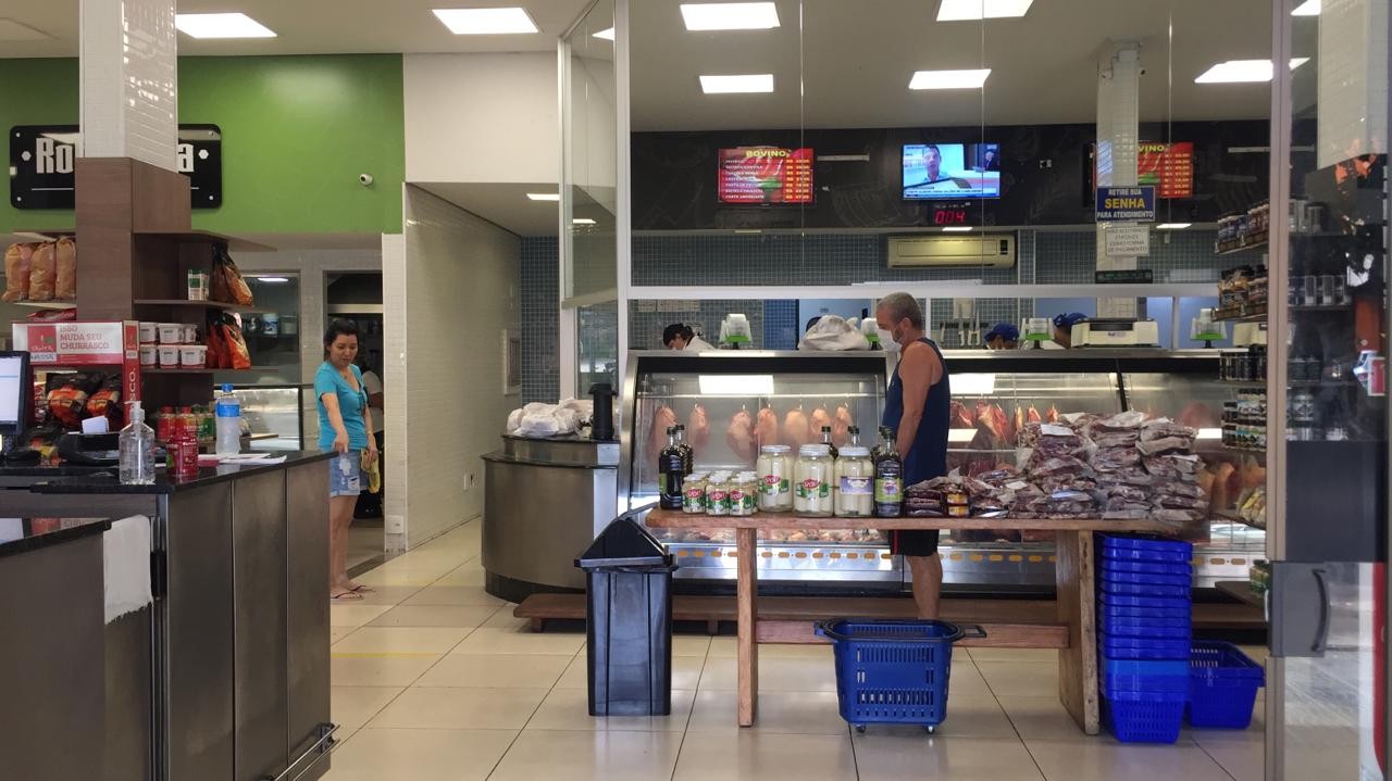 Aos poucos consumidores voltam para açougues e padarias