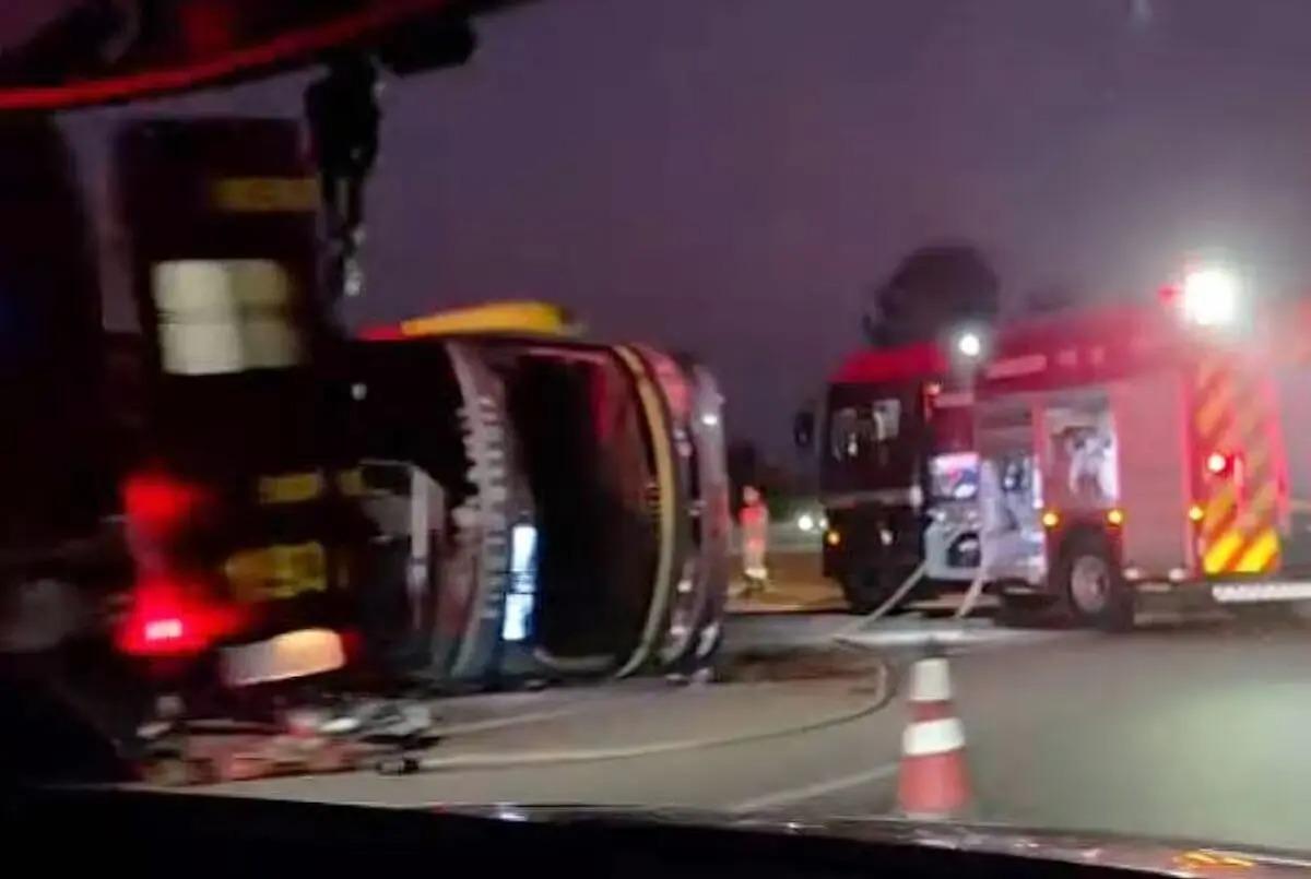 Ônibus que saiu de Maringá tomba na Rodovia Raposo Tavares, em São Paulo
