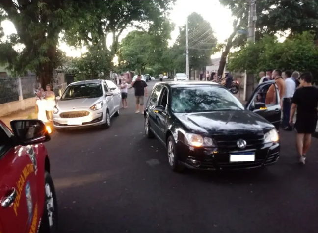 Condutor fica ferido ao descer do carro e ser atropelado em Maringá