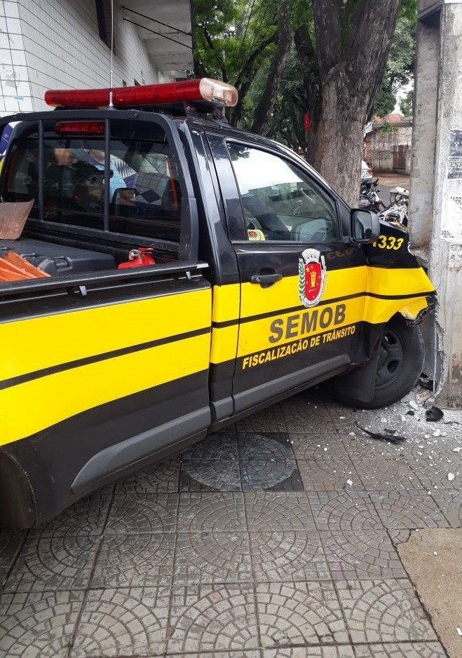 Veículo da Semob se envolve em acidente com moto em Maringá