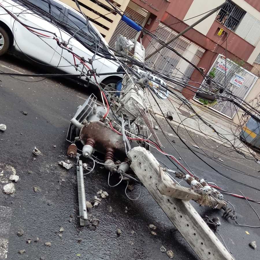 Chuva derruba árvores e atinge fiação elétrica