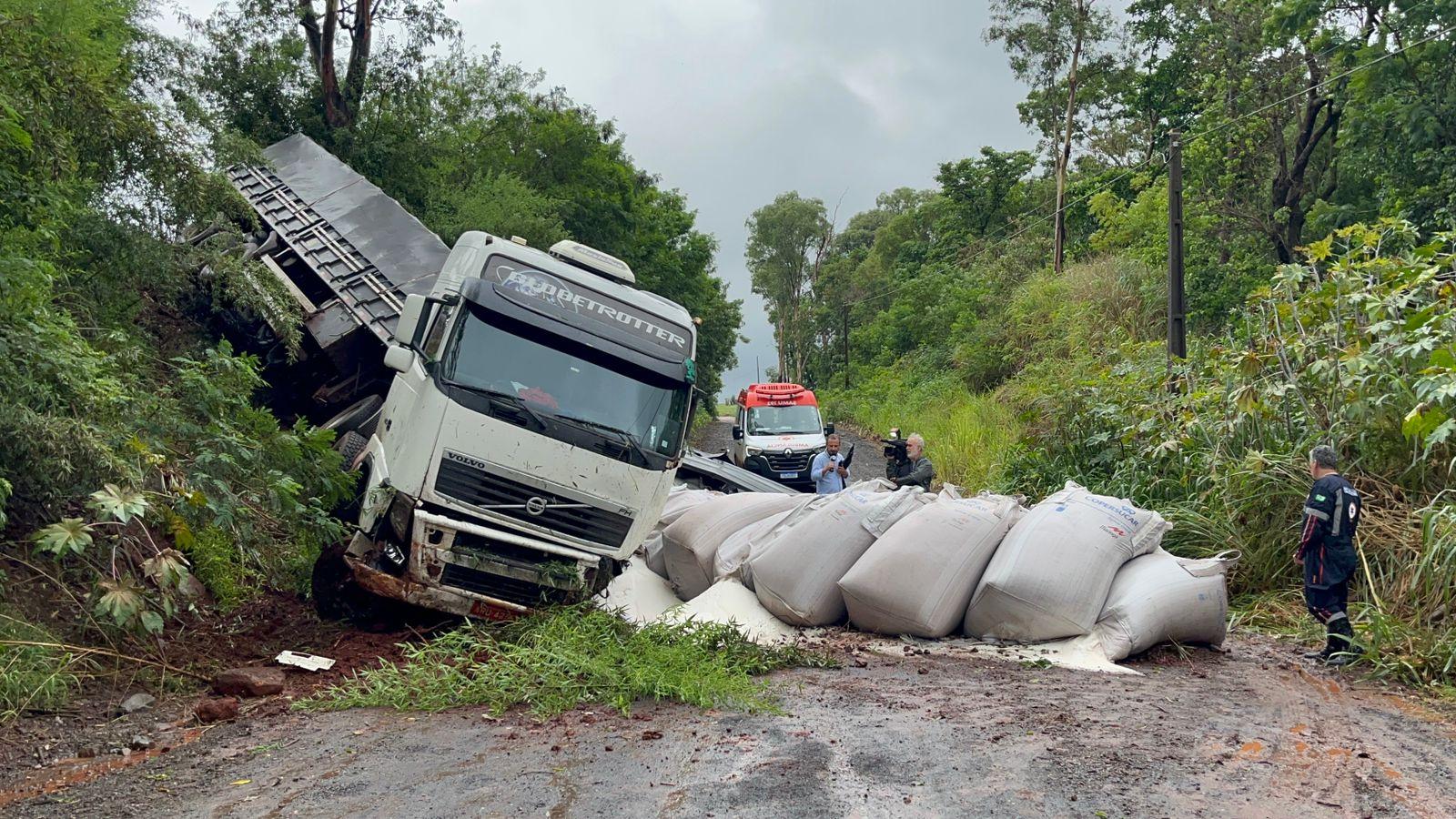 PR-487 ainda está com uma via interditada após batida