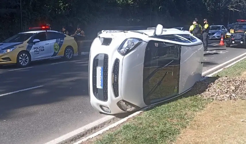 Mulher fica ferida após carro bater e tombar em frente ao Parque do Ingá