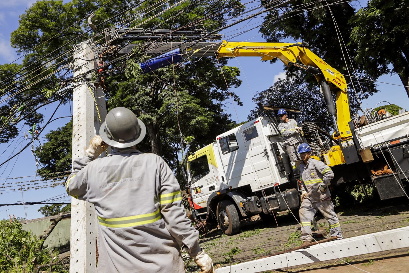 Temporal derrubou mais de 70 postes em Maringá. 14 mil imóveis ainda estão sem energia elétrica no município