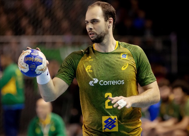 Maringaense joga na seleção brasileira de handebol há 10 anos