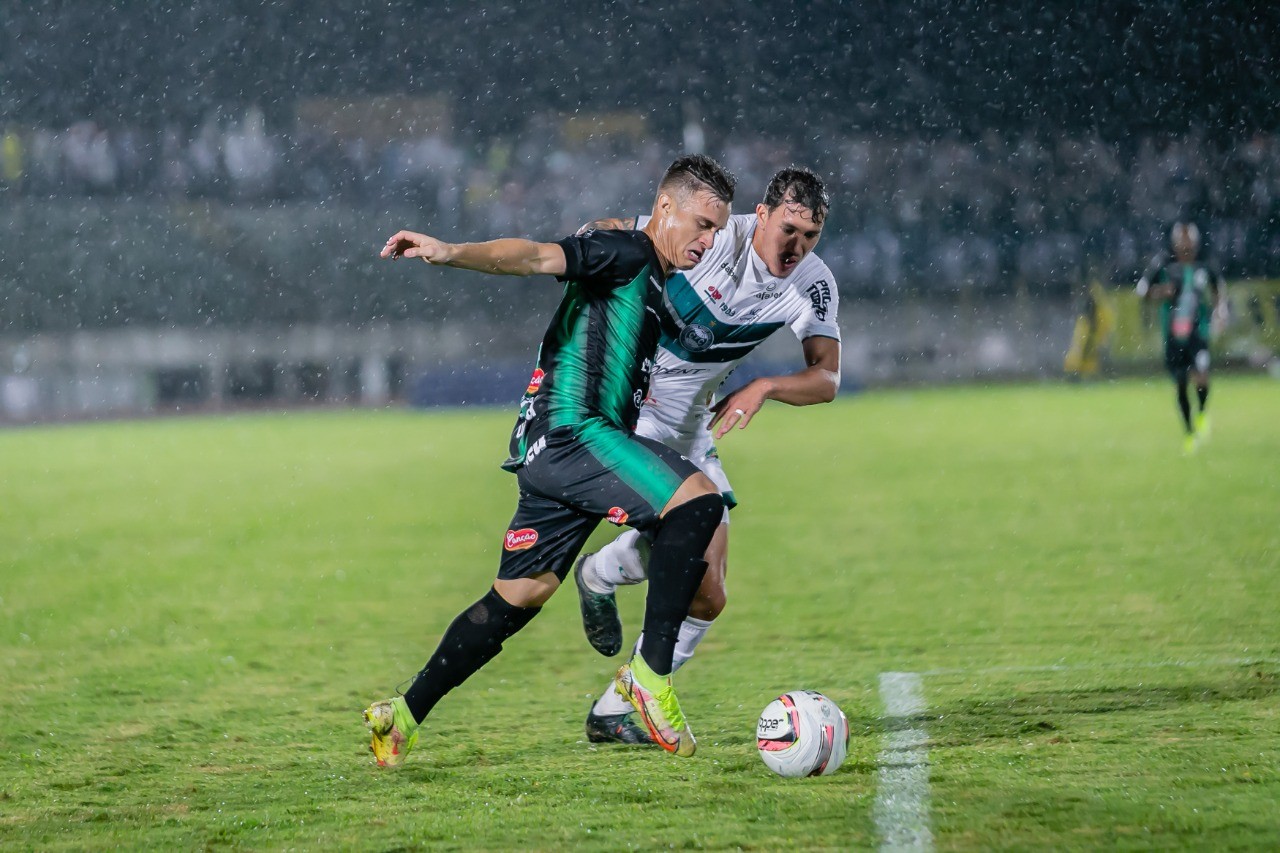 Nas últimas dez finais de Campeonato Paranaense, em cinco o vencedor do primeiro jogo ficou com a taça