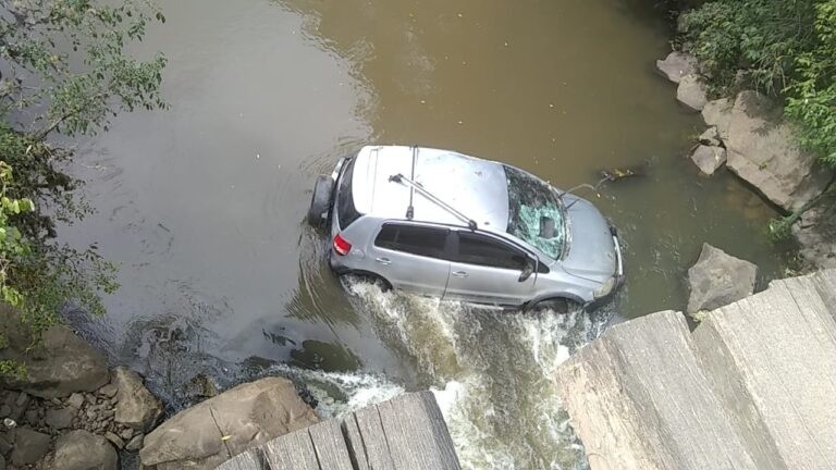 Dois veículos caíram em rios no final de semana em União da Vitória