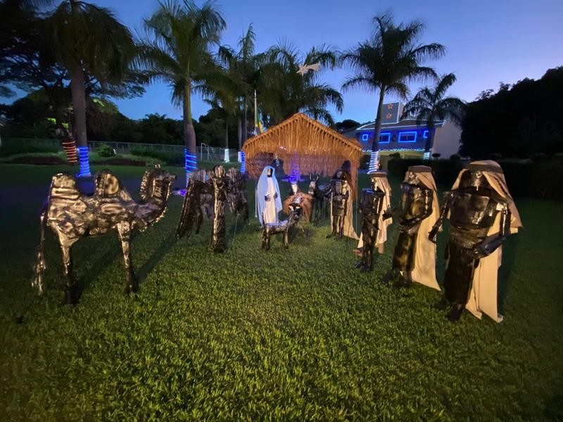 Presépio feito com sucata de ferro e aço faz sucesso em Sarandi