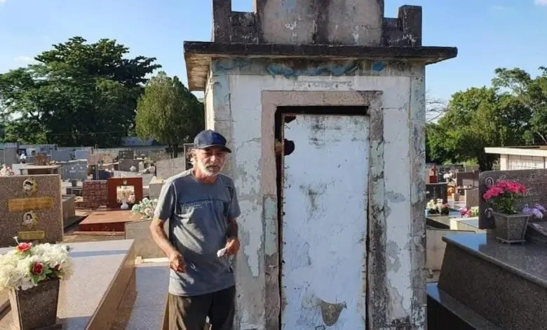 Homem que morou 15 anos em cemitério de Marialva fica em estado grave após incêndio