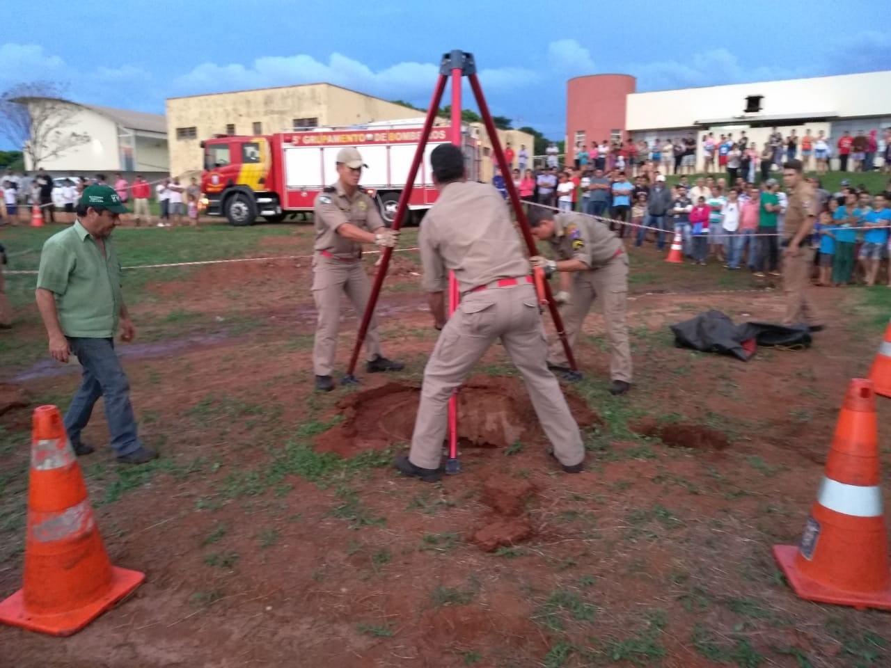Menino de 5 anos morre após cair em fossa