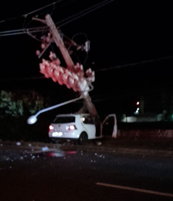 Motorista fica gravemente ferido ao bater carro em poste
