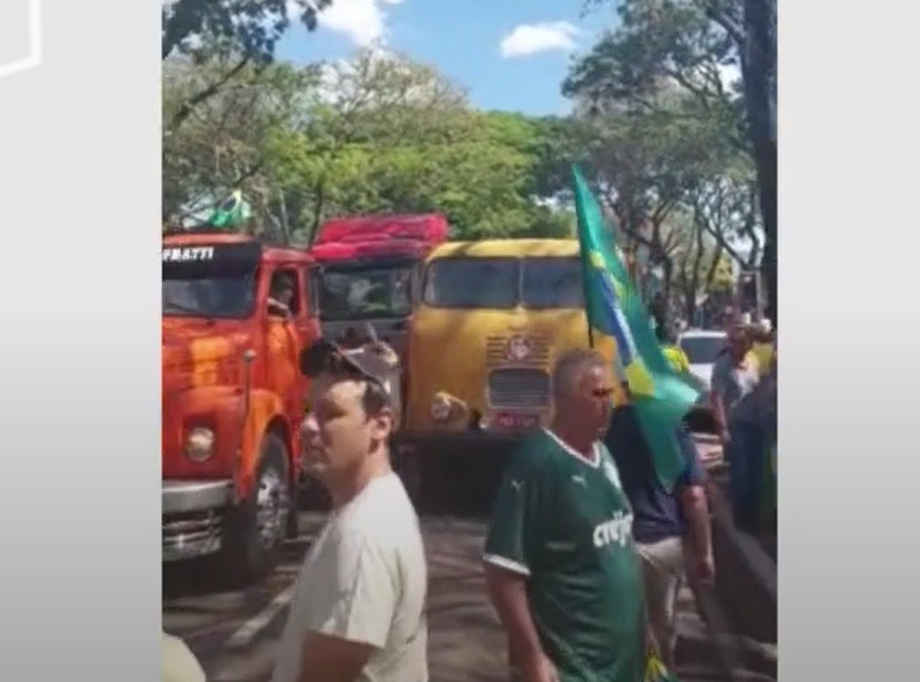 Manifestantes voltam a fechar Avenida Mandacaru