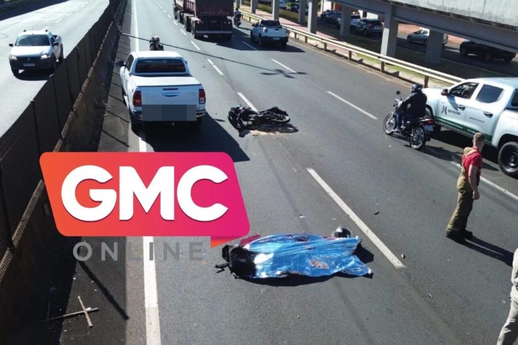 Garupa morre e motociclista fica gravemente ferido em acidente na Avenida Colombo