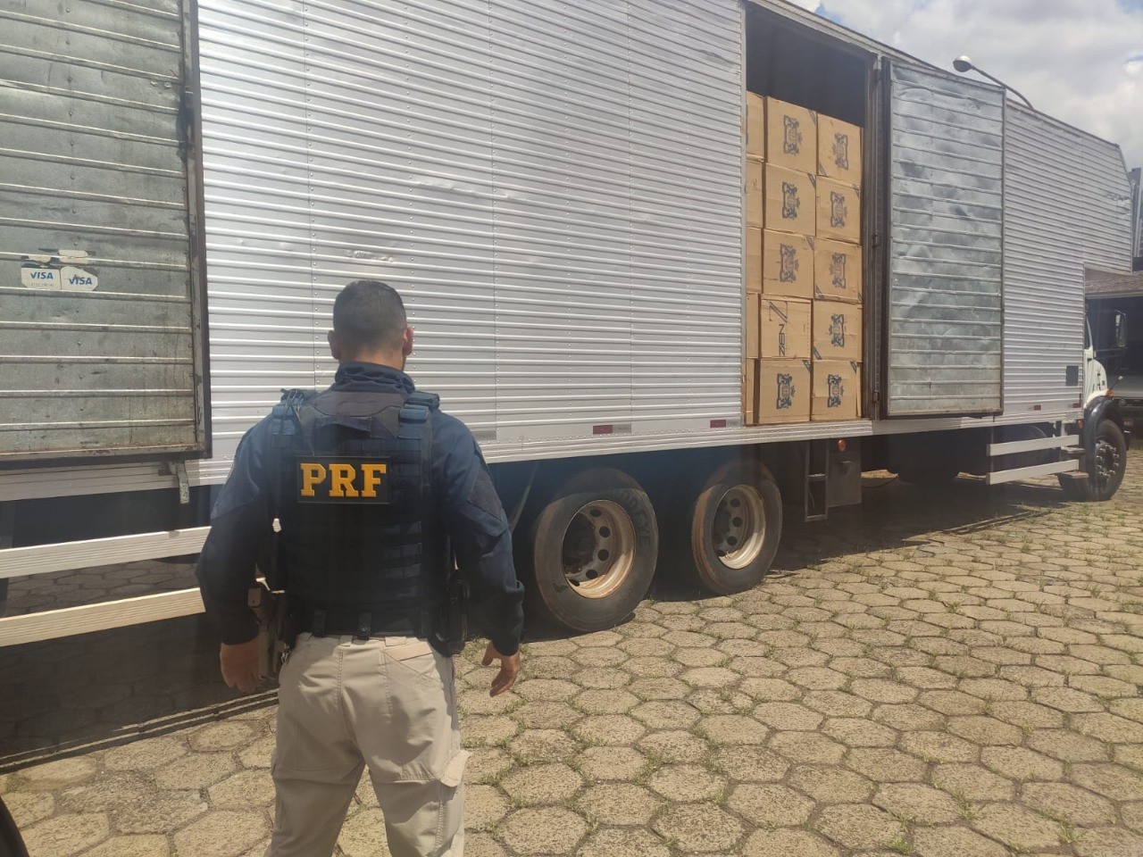 Polícia Civil e PRF apreendem 450 mil maços de cigarros contrabandeados na região